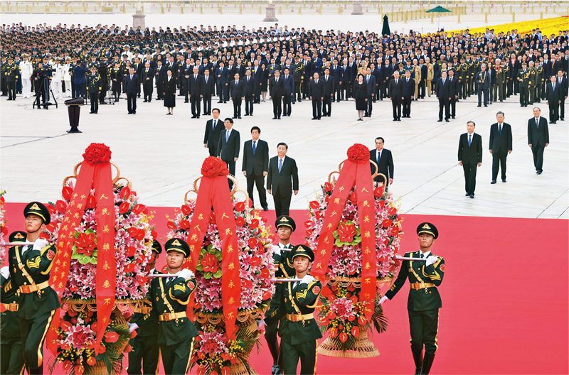 2021年9月30日上午，黨和國家領(lǐng)導(dǎo)人習(xí)近平、李克強、栗戰(zhàn)書、汪洋、王滬寧、趙樂際、韓正、王岐山等來到北京天安門廣場，出席烈士紀(jì)念日向人民英雄敬獻花籃儀式。 新華社記者 張領(lǐng)/攝