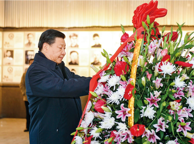 2016年2月1日至3日，中共中央總書記、國家主席、中央軍委主席習(xí)近平來到江西，看望慰問廣大干部群眾和駐贛部隊。這是2月2日，習(xí)近平在井岡山革命烈士陵園向革命烈士敬獻花籃。 新華社記者 謝環(huán)馳/攝