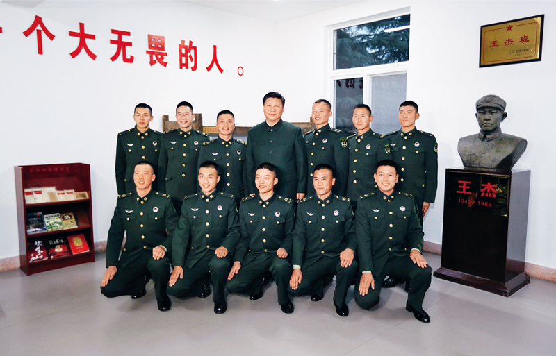 2017年12月13日，中共中央總書記、國家主席、中央軍委主席習(xí)近平到第71集團軍視察。這是習(xí)近平同“王杰班”戰(zhàn)士合影。 新華社記者 李剛/攝