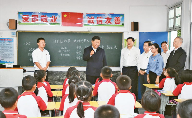 2020年9月16日至18日，中共中央總書記、國家主席、中央軍委主席習(xí)近平在湖南考察。這是16日下午，習(xí)近平在郴州市汝城縣文明瑤族鄉(xiāng)第一片小學(xué)，同正在上思政課的同學(xué)們親切交流。 新華社記者 謝環(huán)馳/攝
