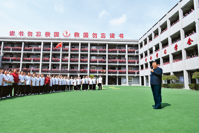 2021年9月13日至14日，中共中央總書記、國家主席、中央軍委主席習(xí)近平在陜西省榆林市考察。這是14日上午，習(xí)近平在綏德實驗中學(xué)考察時，同師生親切交流。 新華社記者 謝環(huán)馳/攝